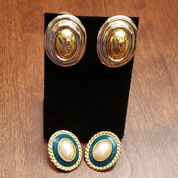 VINTAGE Fashion oval medallion stud earrings set of 2 - Picture 1 of 2